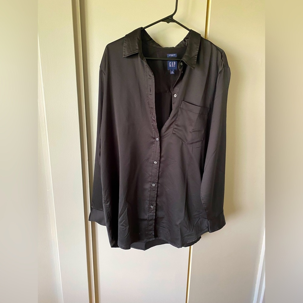 XL Gap like new women’s satin button up black dress shirt